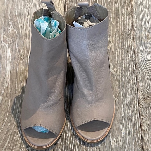 BRAND NEW Dolce Vita Leather Ankle Booties - Picture 3 of 8